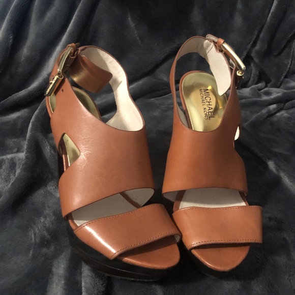 Michael Kors tan Leather heels supportive straps gold buckles offer good support - Picture 11 of 13